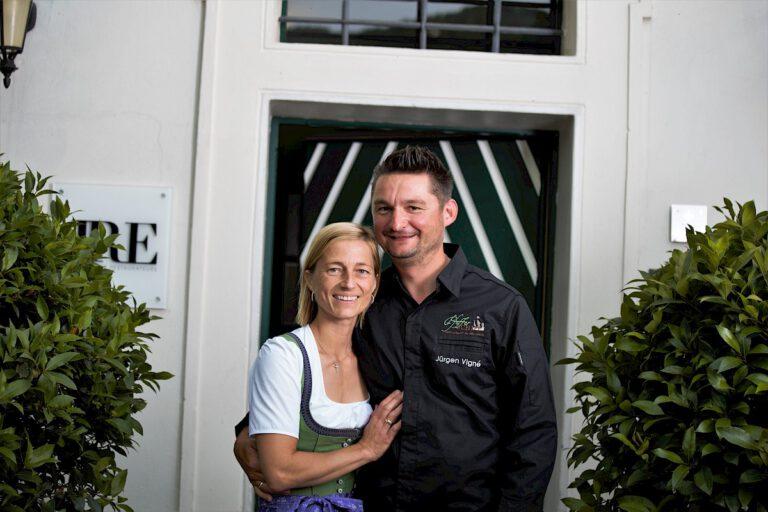 Iris und Jürgen Vigne vor dem Restaurant Pfefferschiff