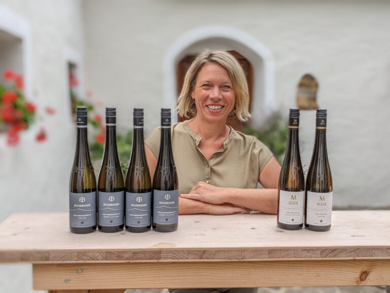 Silke Mayr präsentiert die sechs Lagenweine