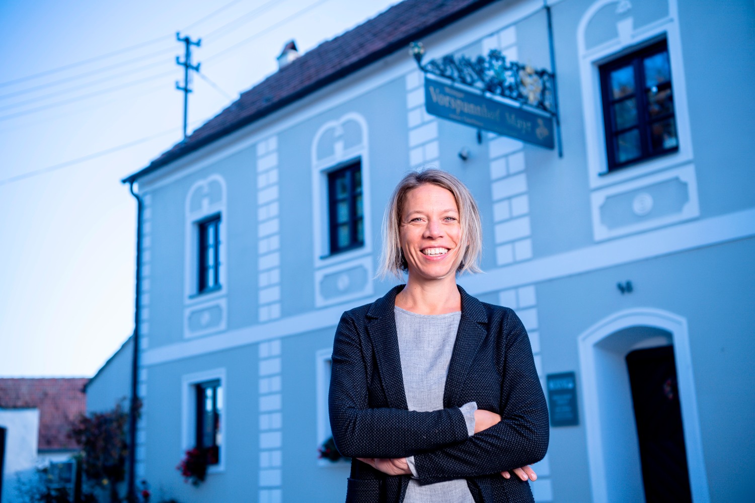 Silke Mayr vor dem Vorspannhof