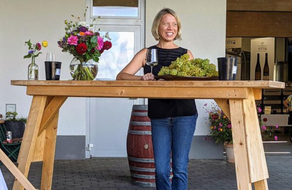Winzerin Silke Mayr verkostet einen Wein